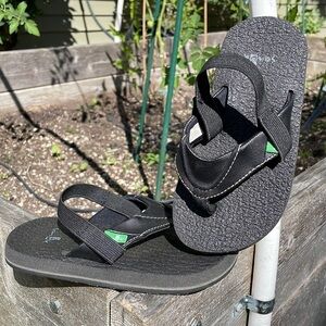 Sanuk kids black sling back sandals Kids SZ 10-11
